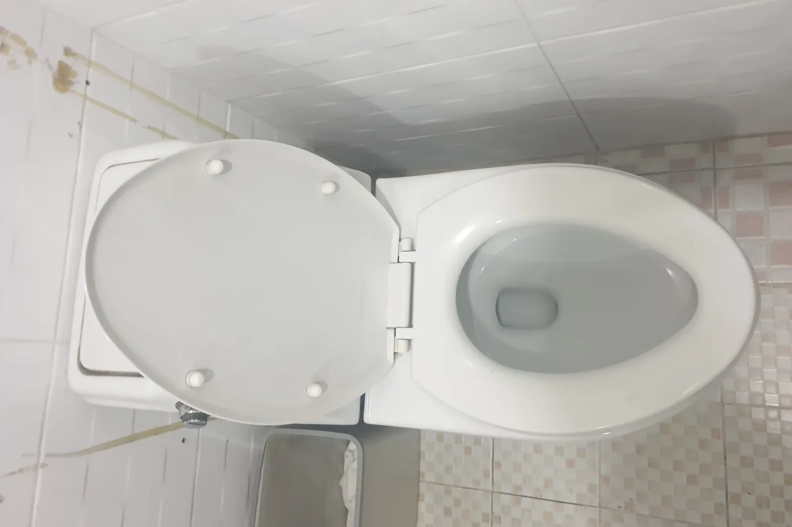 세면대 하부 배수관 연결부 점검 모습