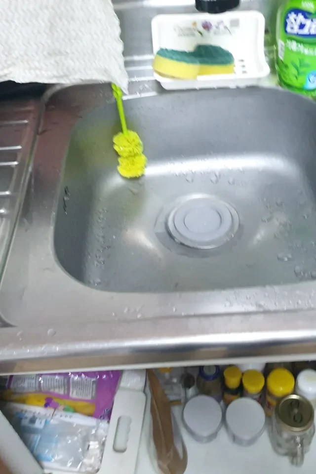 주방 싱크대 배수구 세척 작업 모습